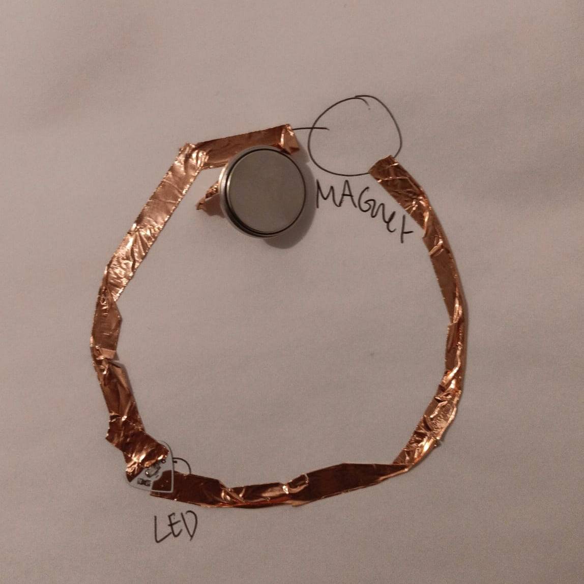 I add the magnet and the light to the circle circut, I was a bit worried my copper tape would be too weak, but I taped it well.