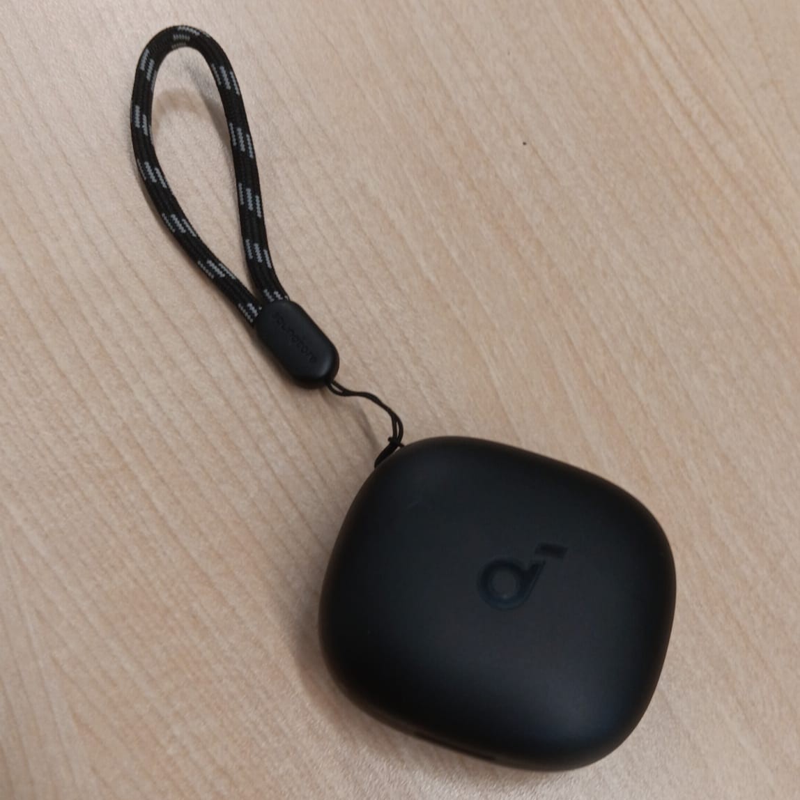 Friend’s EarPods Closing:
The case snapped shut with a small magnetic click. The hinge made a subtle closing sound.